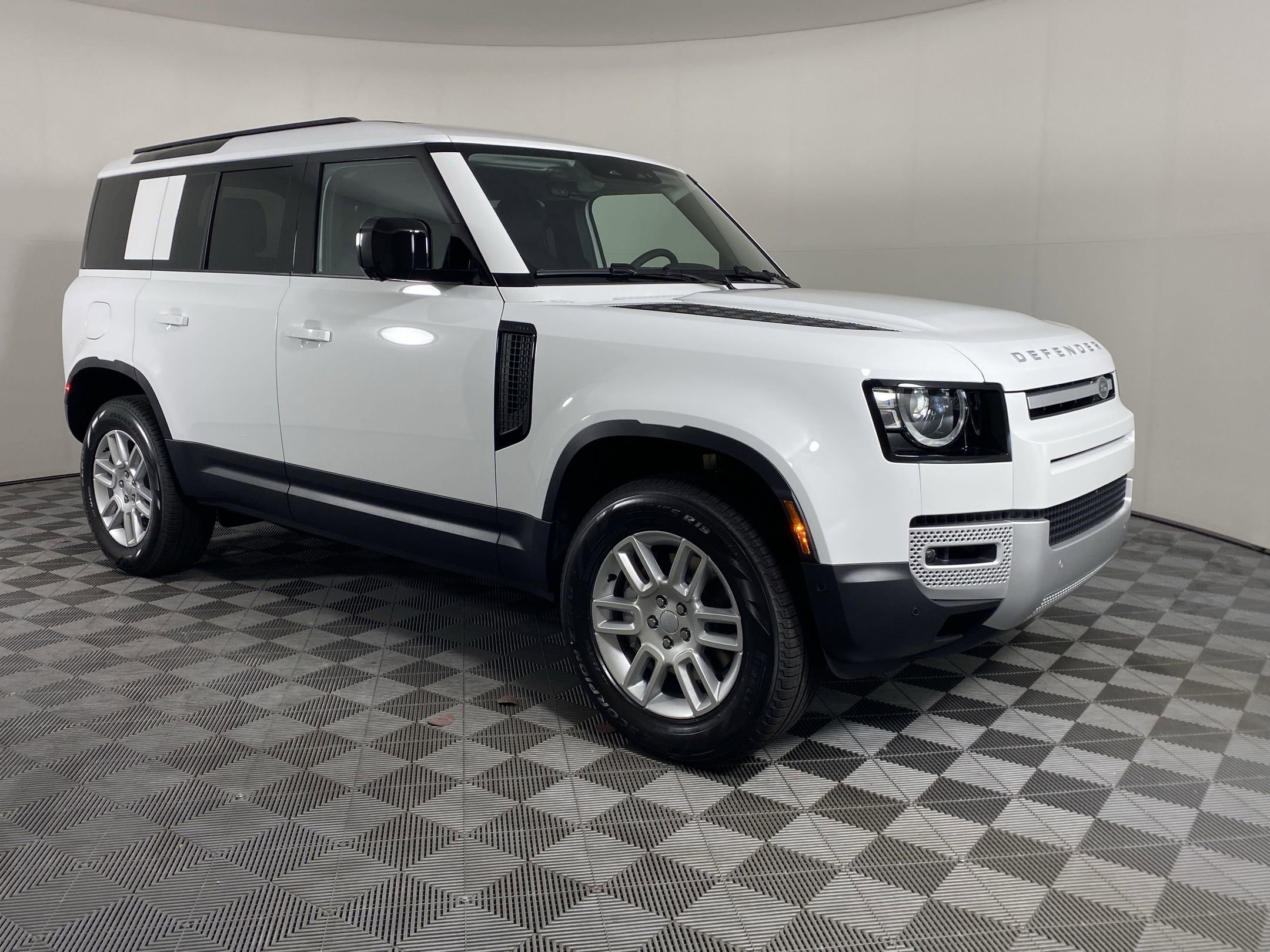 Used 2025 Land Rover Defender 110 S image 5