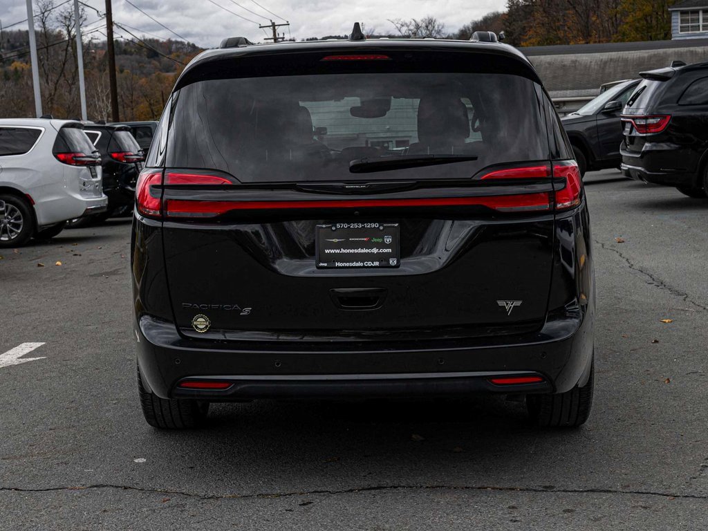 Used 2023 Chrysler Pacifica Touring-L w/ S Appearance Package image 5