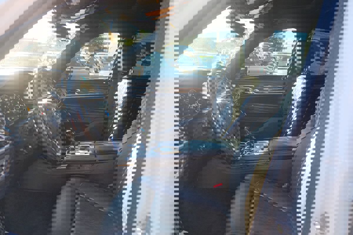 Used 2019 BMW 750i image 13