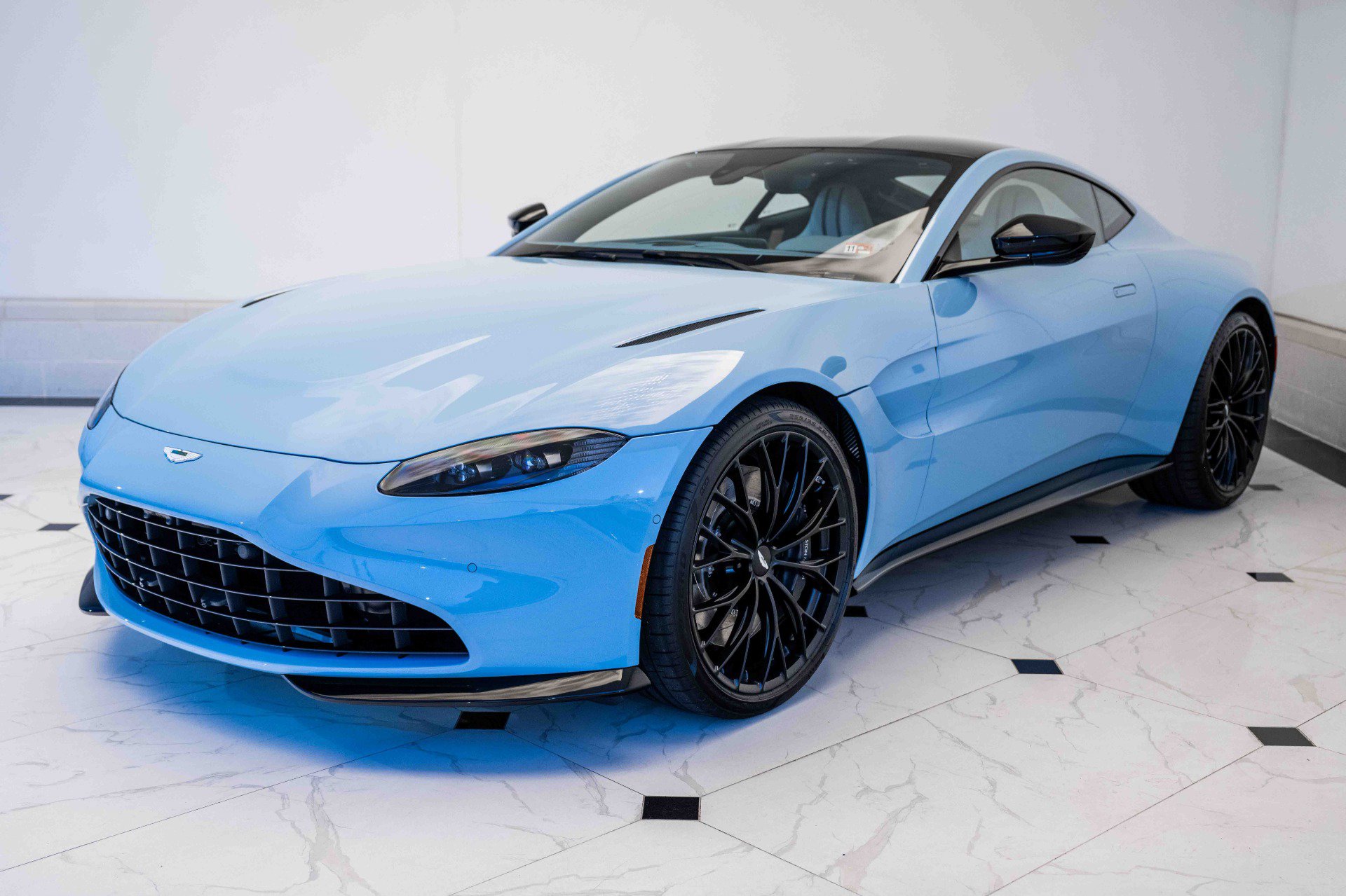 Used 2023 Aston Martin V8 Vantage Coupe RWD image 33