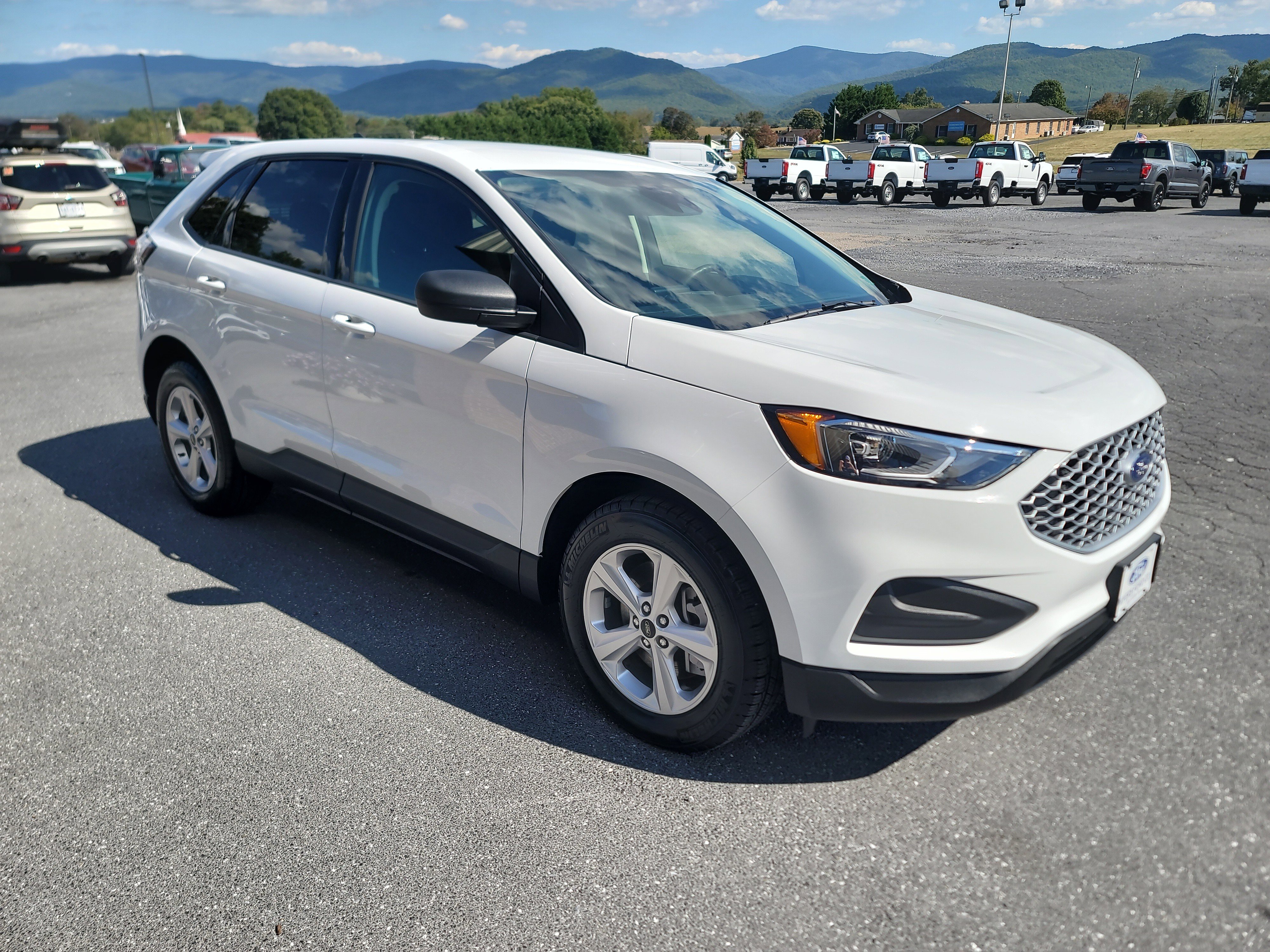 Used 2024 Ford Edge SE image 4