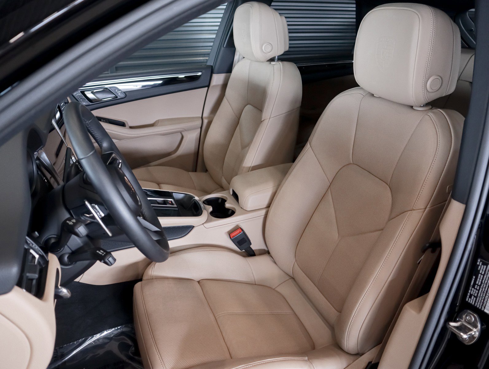 Certified 2025 Porsche Macan image 5