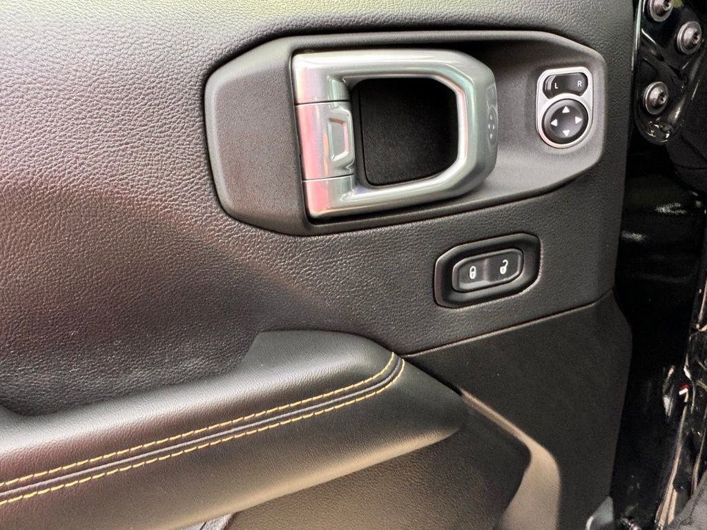 Used 2025 Jeep Wrangler Sahara image 41