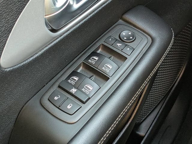 Used 2025 Chrysler Pacifica Limited FWD image 17