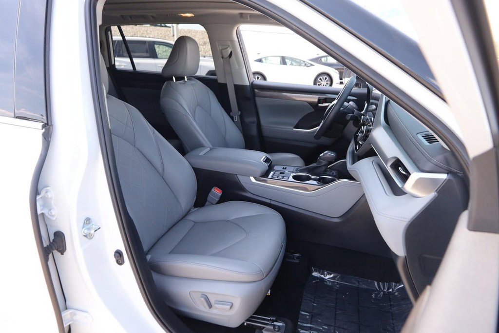 Used 2024 Toyota Highlander Platinum FWD image 28