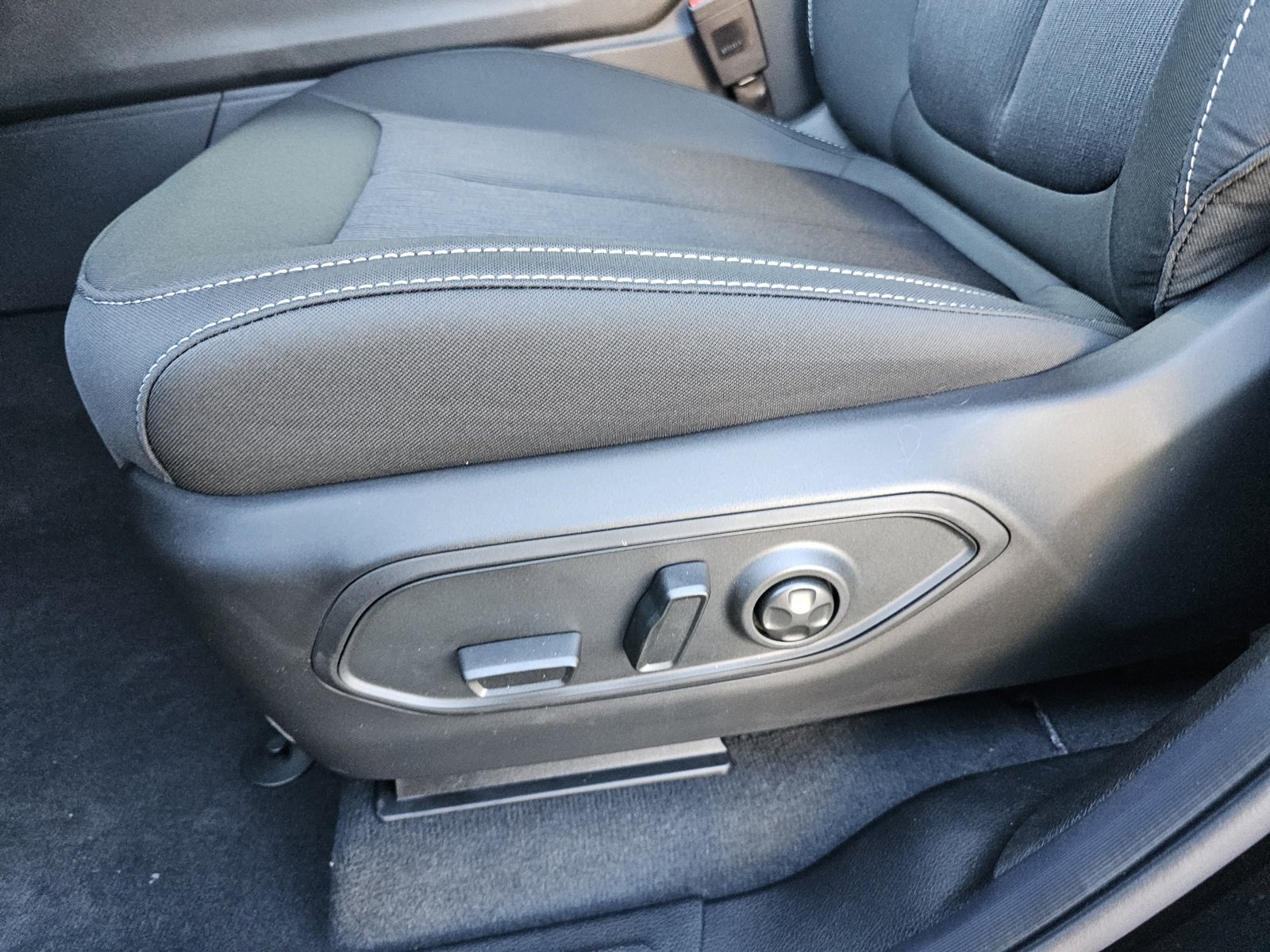 New 2025 Jeep Grand Cherokee L Laredo image 21