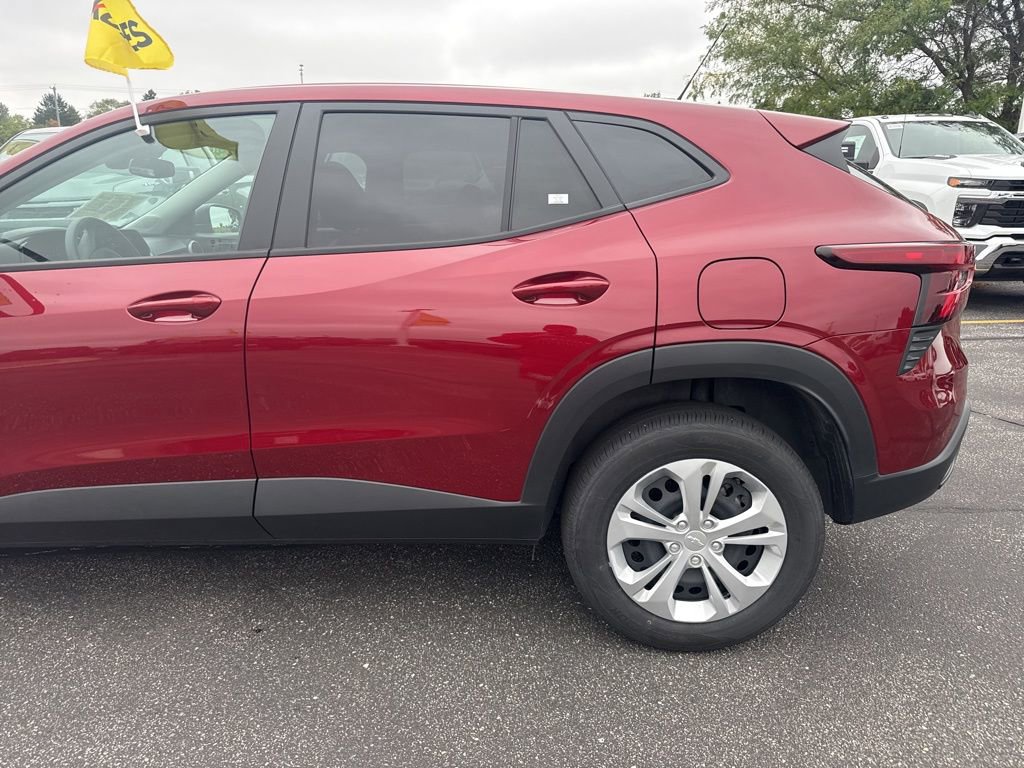 Used 2025 Chevrolet Trax LS image 7