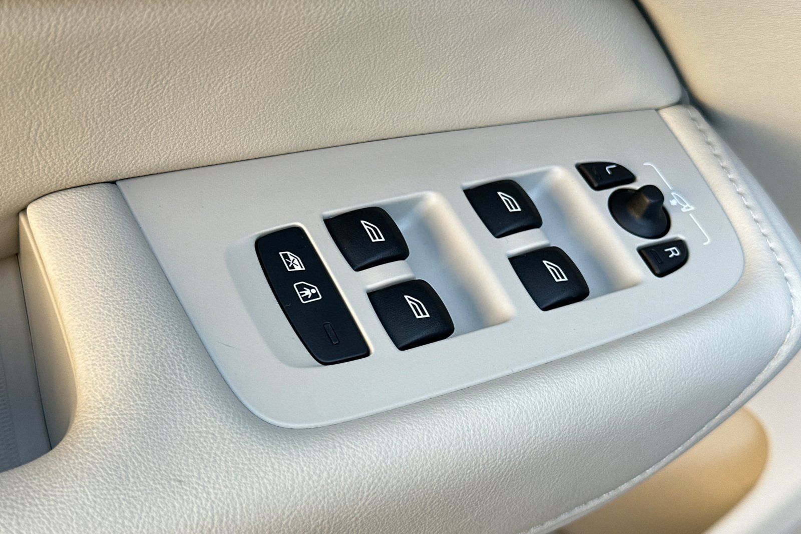 Certified 2025 Volvo XC60 T8 Plus w/ Protection Package Premier image 11