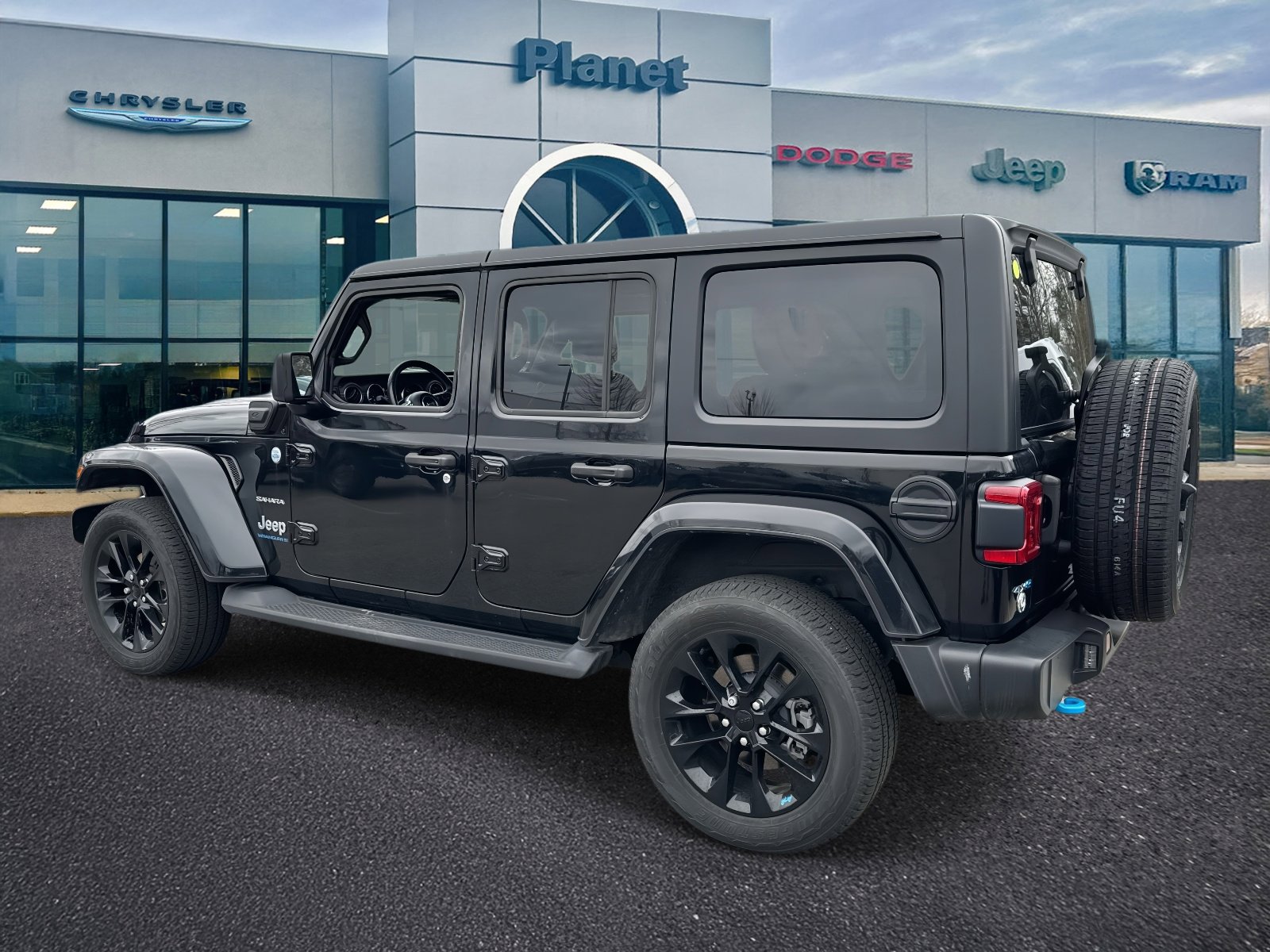 Used 2023 Jeep Wrangler Unlimited Sahara w/ Cold Weather Group image 3