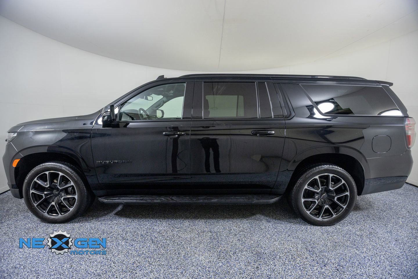 Used 2024 Chevrolet Suburban RST w/ Luxury Package AWD/4WD image 4