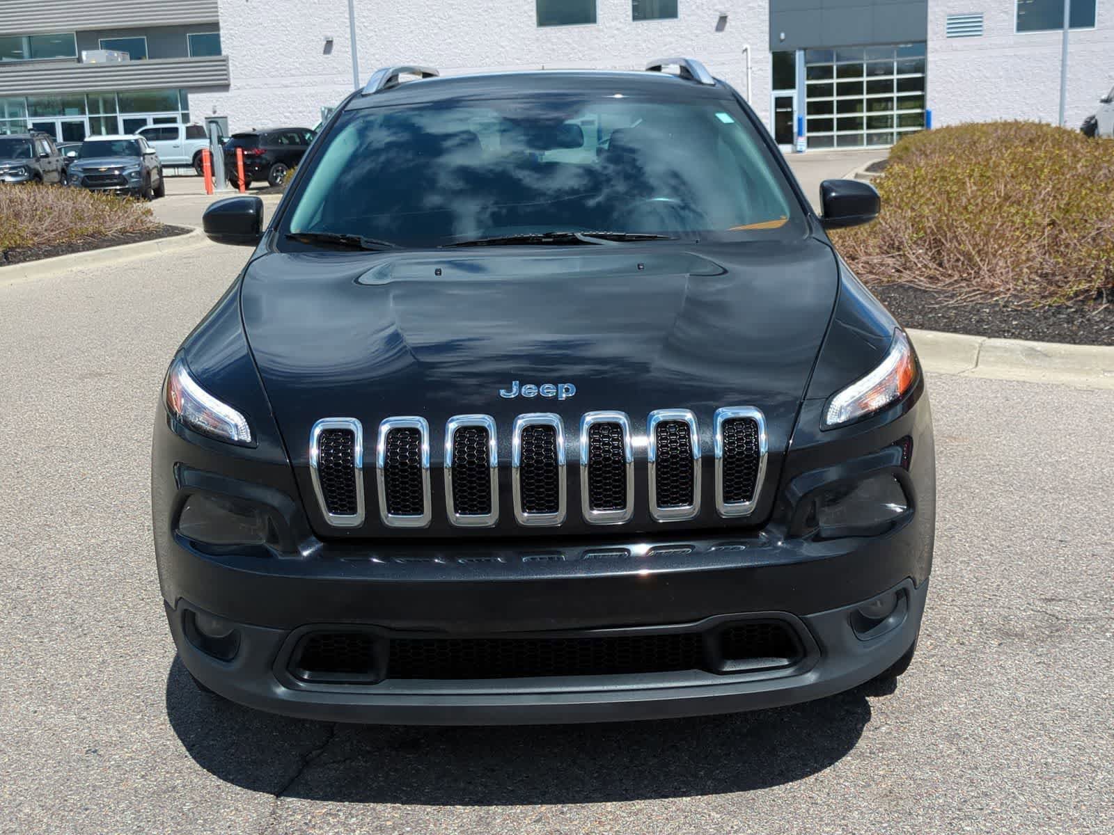 Used 2016 Jeep Cherokee Latitude w/ Safety/Convenience Group AWD/4WD image 3