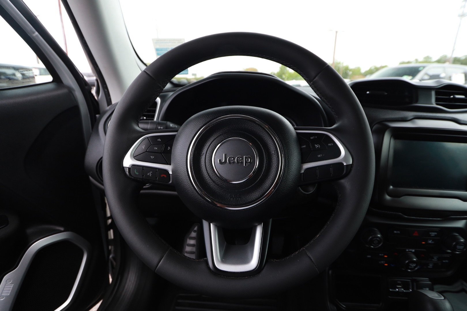 Used 2021 Jeep Renegade Latitude FWD image 10