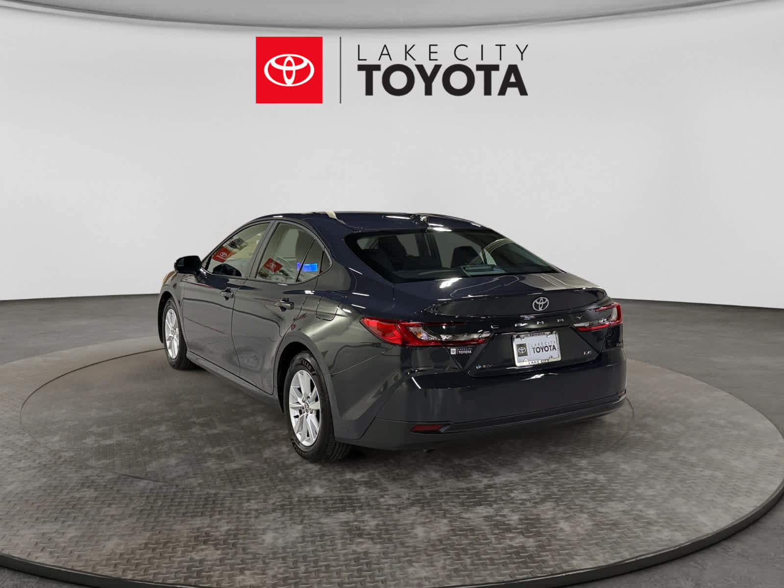 Used 2025 Toyota Camry LE FWD image 5