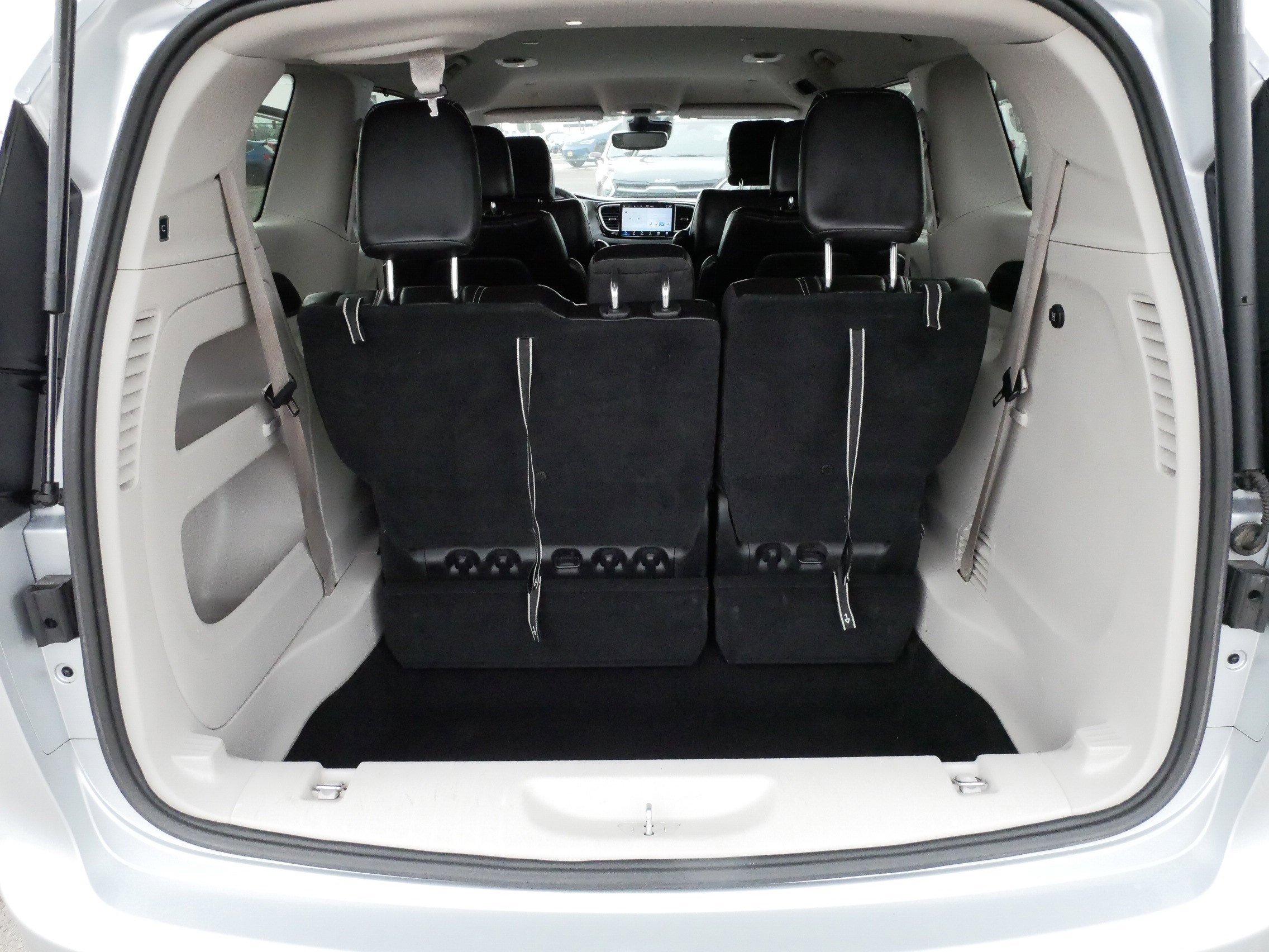 Used 2023 Chrysler Pacifica Touring-L image 18