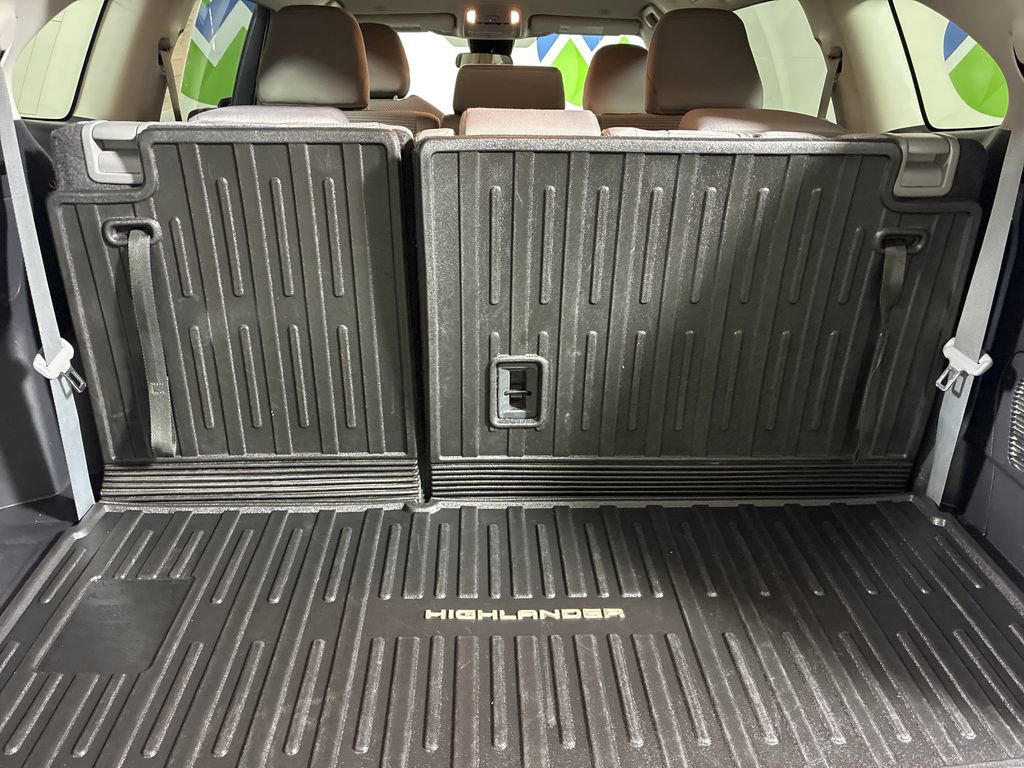 Used 2023 Toyota Highlander LE image 24