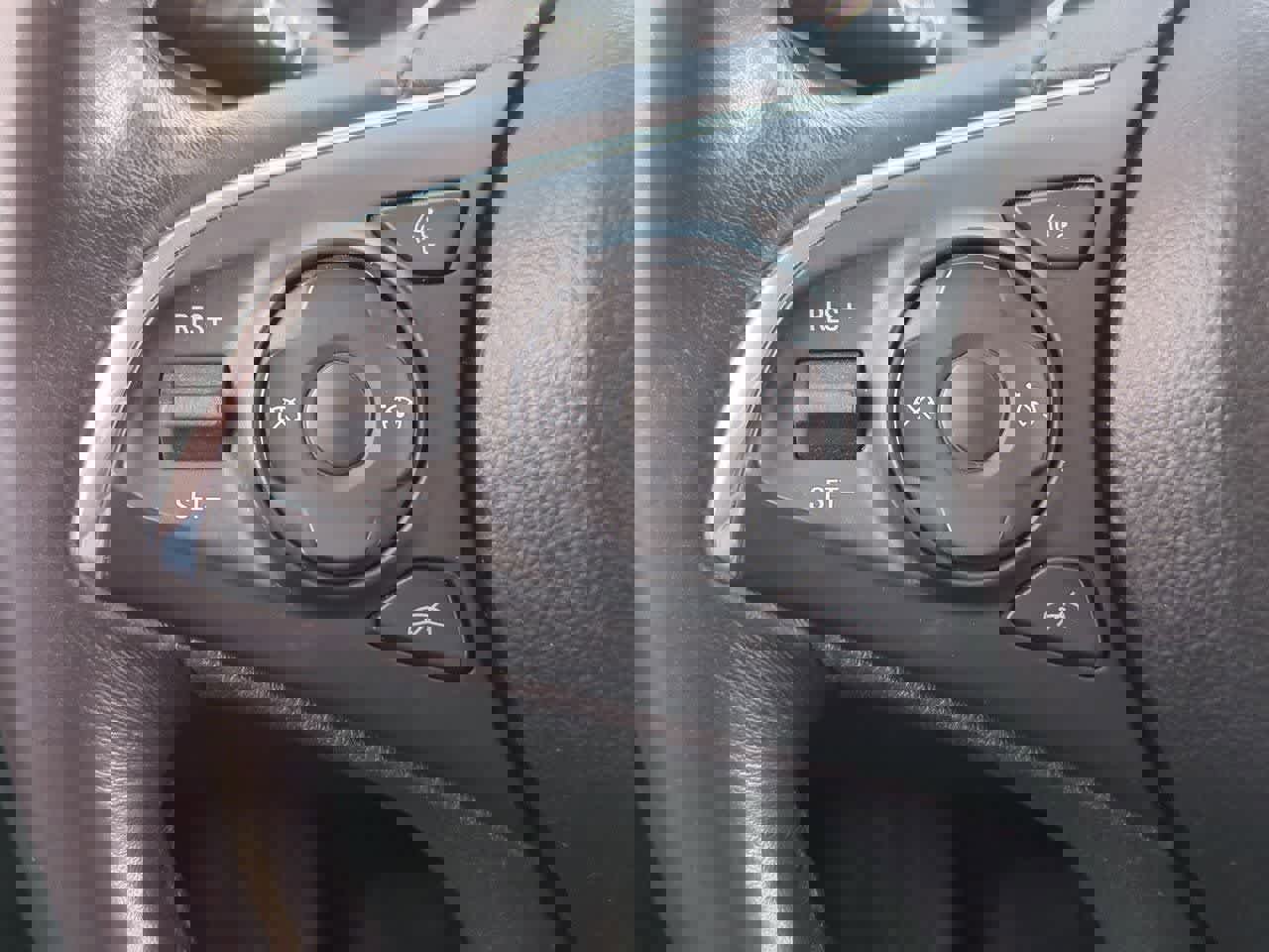 Used 2018 Buick Enclave Essence AWD/4WD image 25