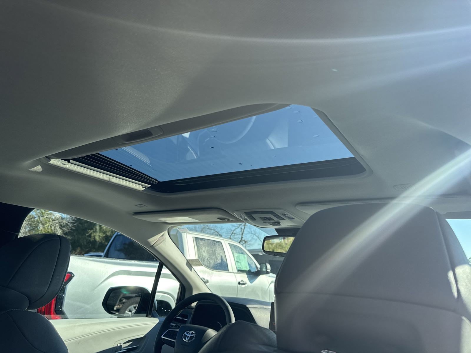 New 2025 Toyota Sienna XLE FWD image 32