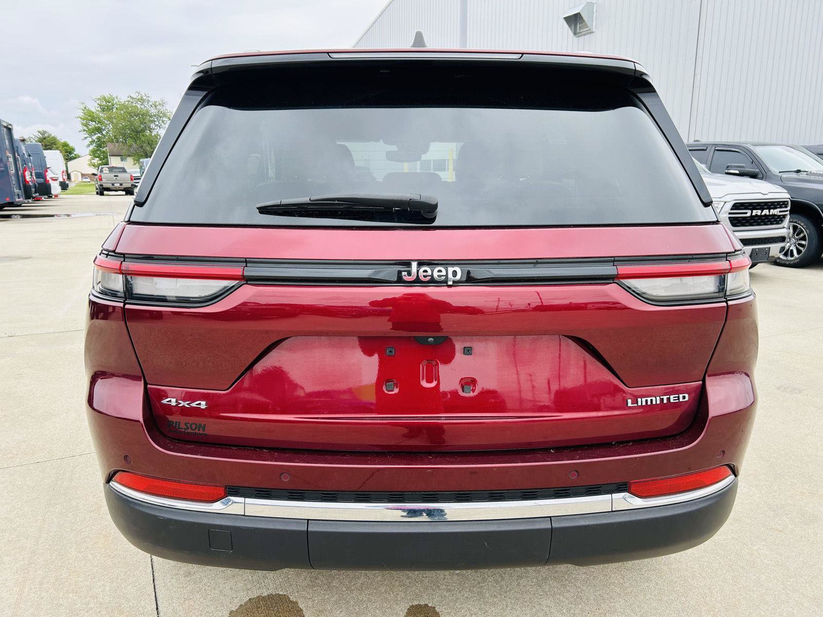 Used 2023 Jeep Grand Cherokee Limited AWD/4WD image 39