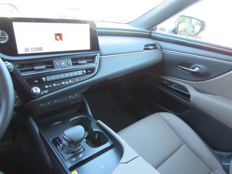 Used 2025 Lexus ES 300h w/ Premium Package FWD image 17