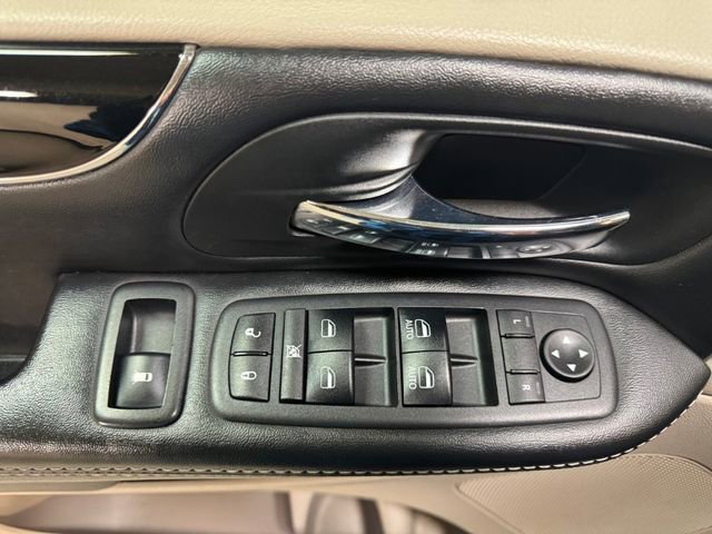 Used 2019 Dodge Grand Caravan SXT w/ Rear Park Assist Package FWD image 12