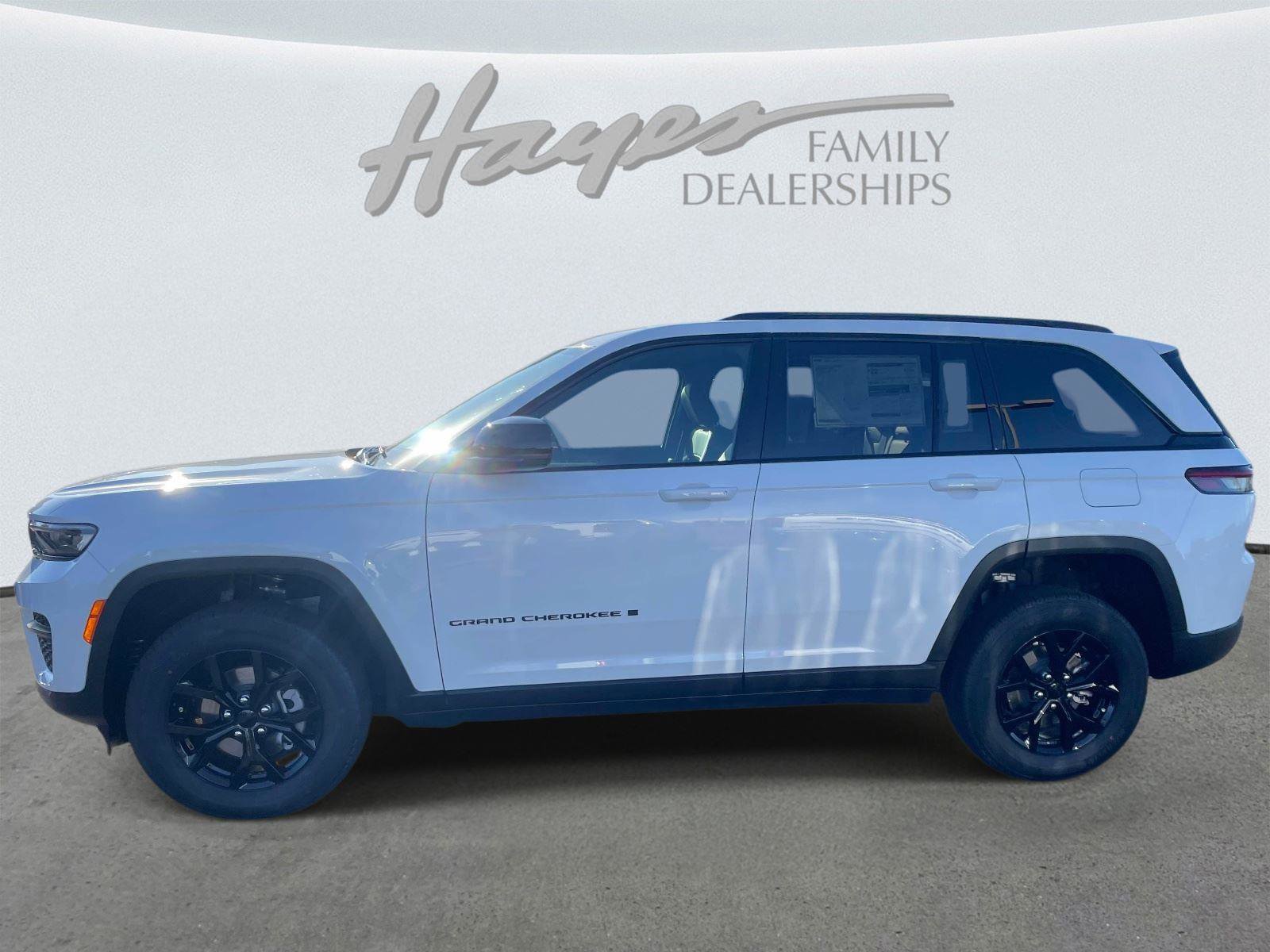New 2025 Jeep Grand Cherokee Altitude image 14