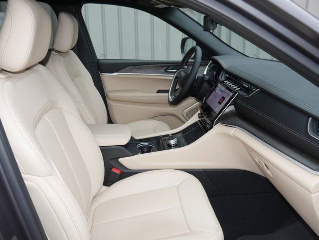 New 2025 Jeep Grand Cherokee L Limited w/ Luxury Tech Group II image 32