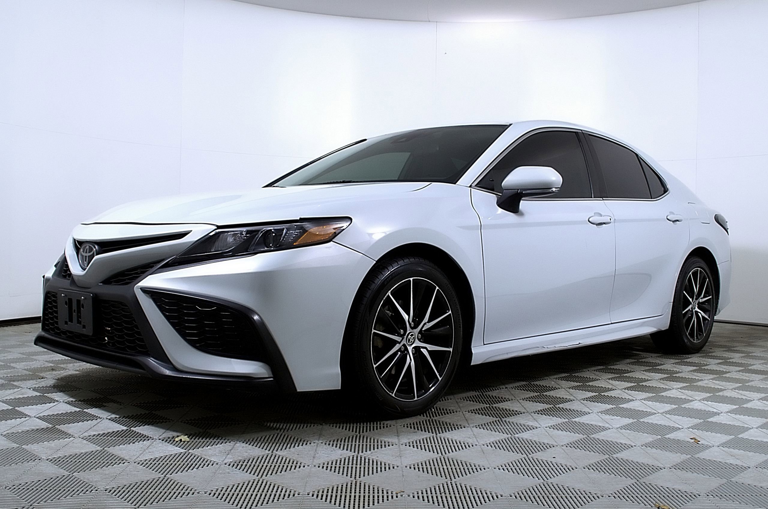 Used 2023 Toyota Camry SE video 2