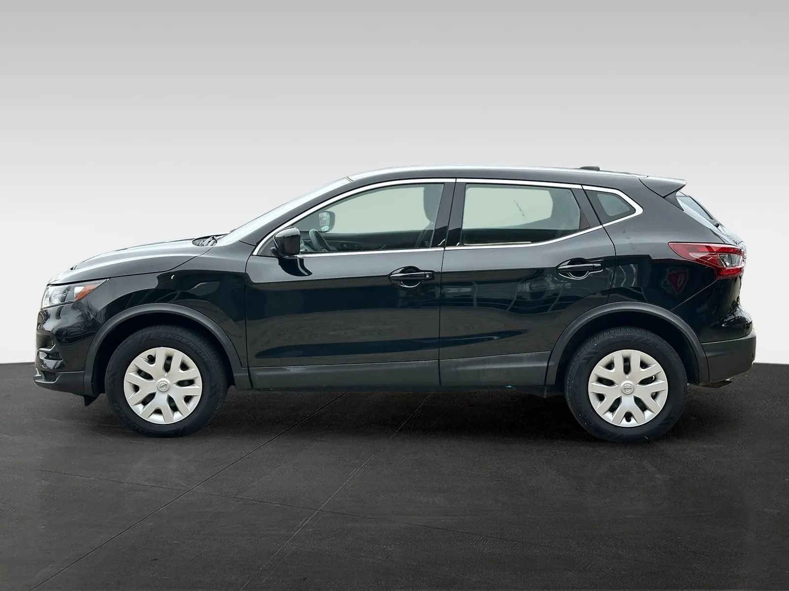 Used 2020 Nissan Rogue Sport S image 4