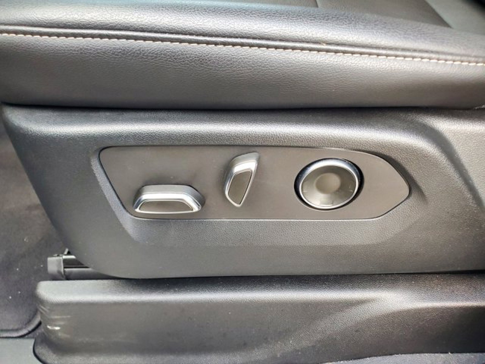 Used 2022 Cadillac Escalade Luxury image 12