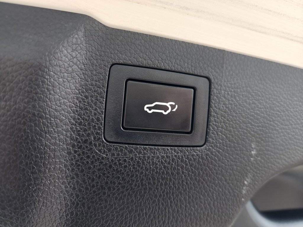 Used 2016 Hyundai Santa Fe SE w/ Option Group 03 image 18