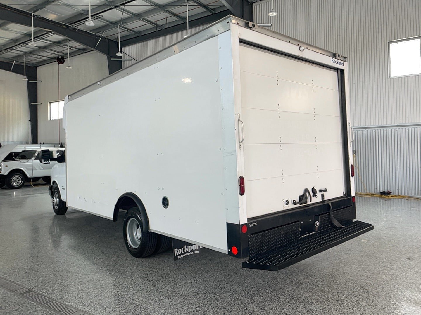 Used 2022 Chevrolet Express 4500 w/ Power Convenience Package RWD image 10