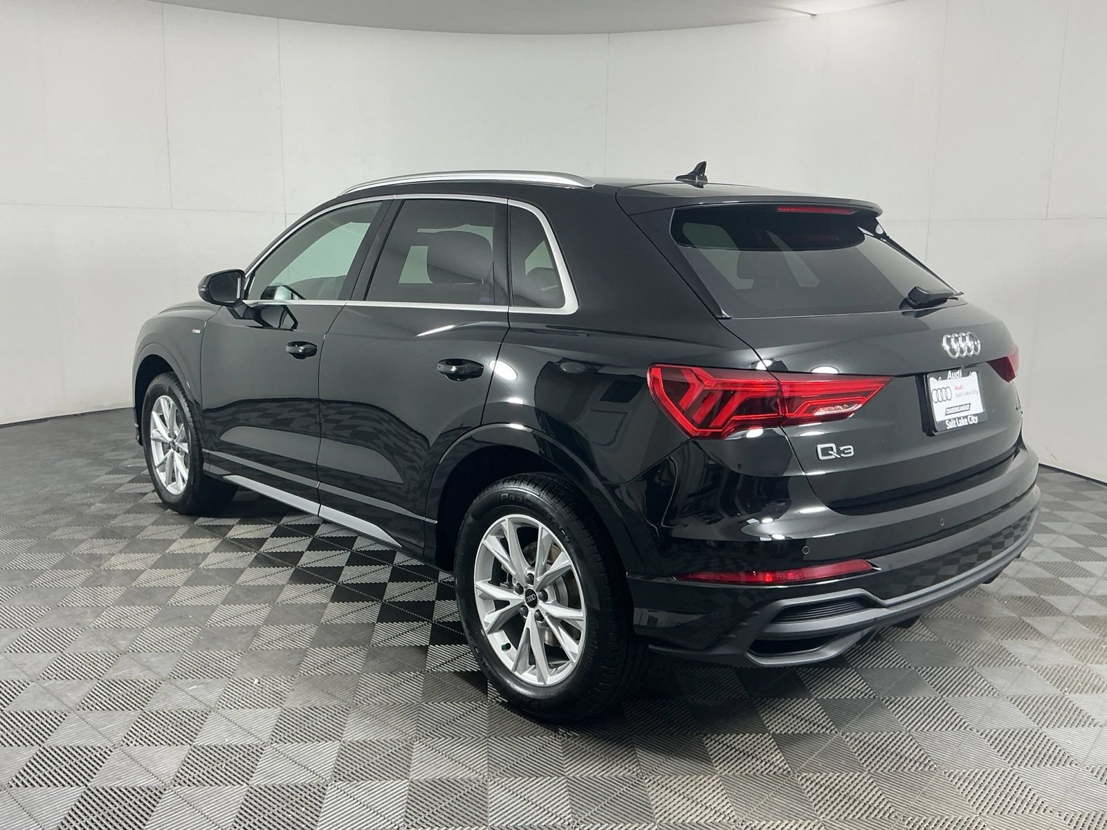 Used 2025 Audi Q3 2.0T Premium w/ Convenience Package AWD/4WD image 7
