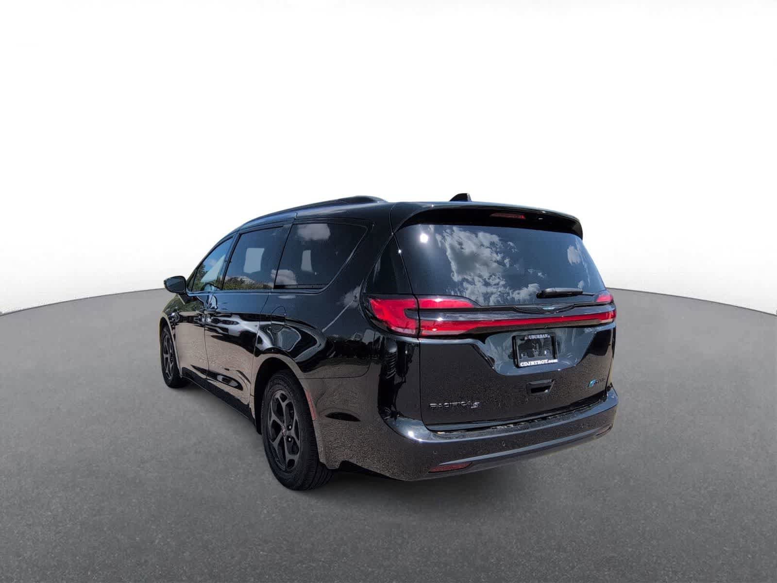 Used 2021 Chrysler Pacifica Limited w/ S Appearance Package FWD image 6