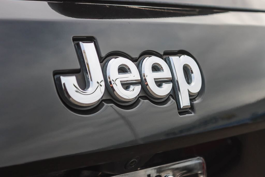 Used 2022 Jeep Grand Cherokee Laredo X image 10