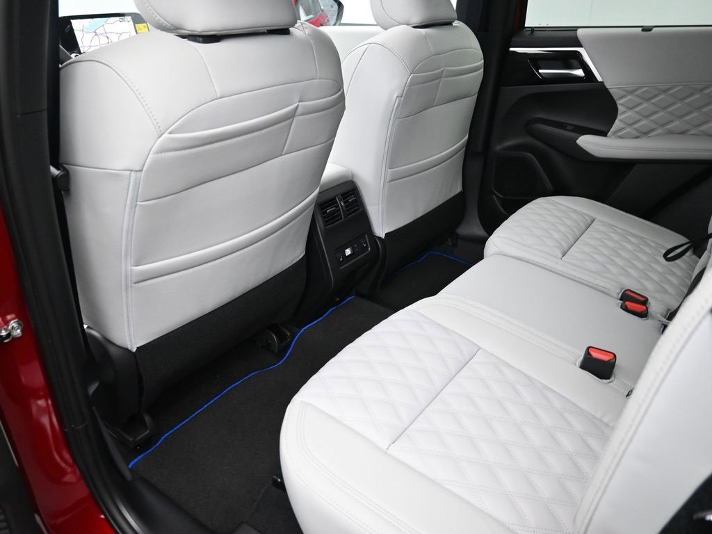 New 2025 Mitsubishi Outlander SEL image 32