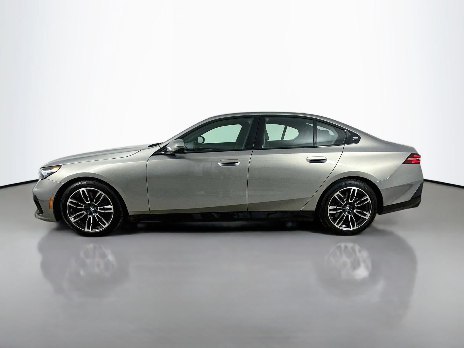 Used 2026 BMW 540i xDrive w/ M Sport Package AWD/4WD image 8