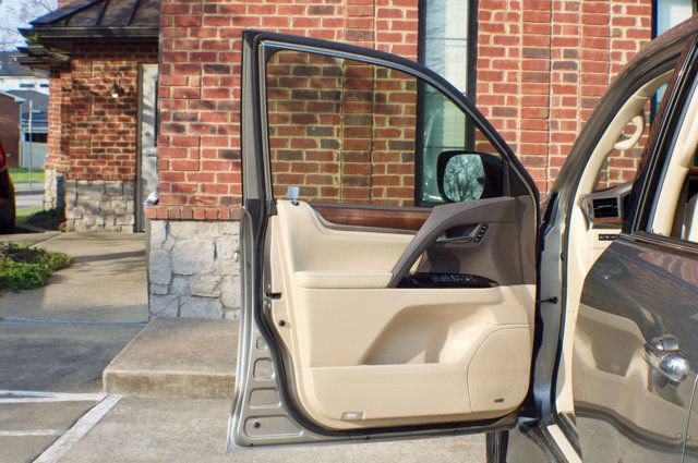 Used 2018 Lexus LX 570 4WD w/ Luxury Package image 16