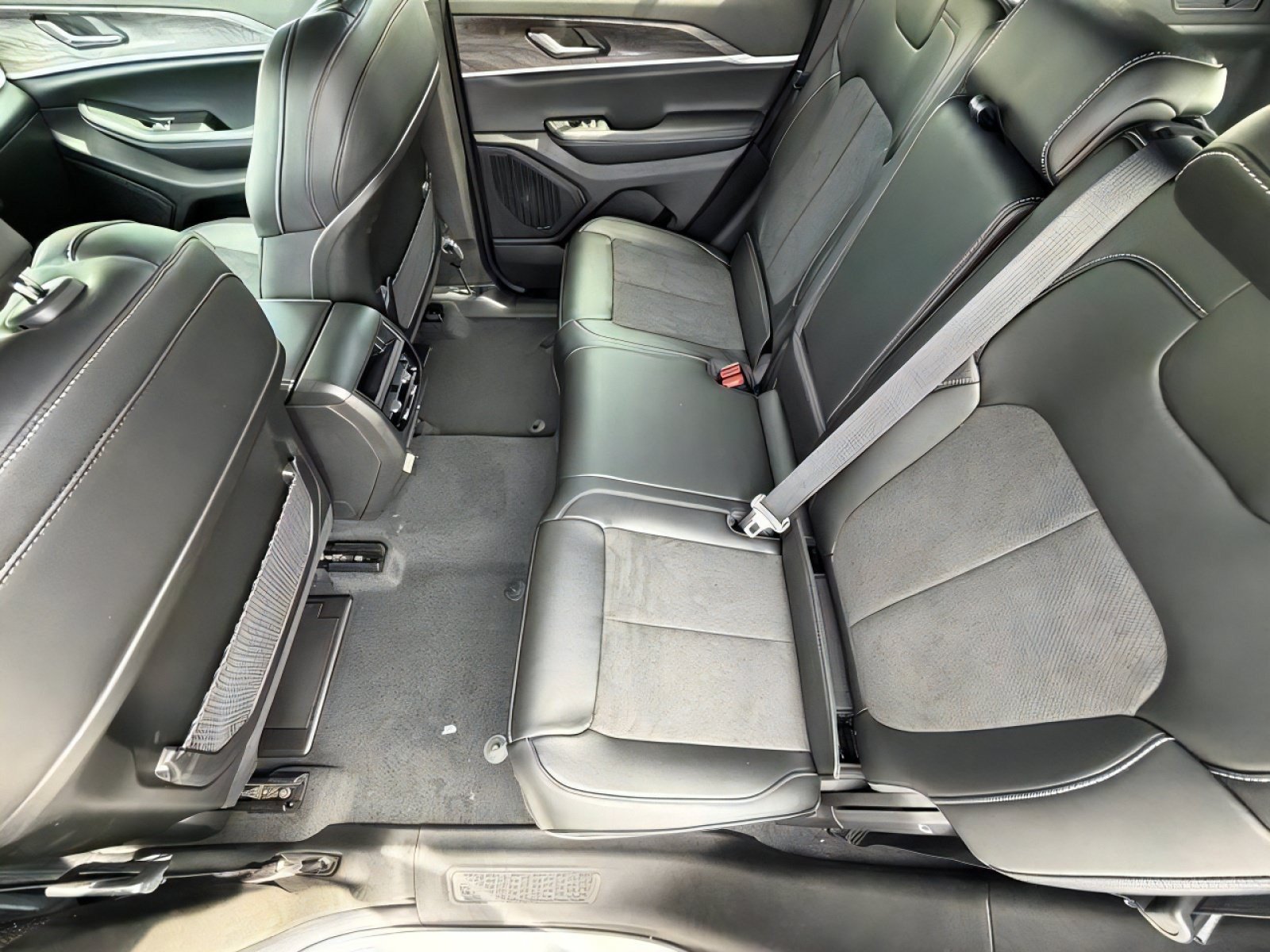 New 2026 Jeep Grand Cherokee Altitude RWD image 12
