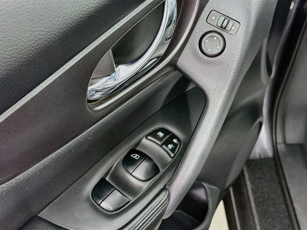 Used 2016 Nissan Rogue S FWD image 17