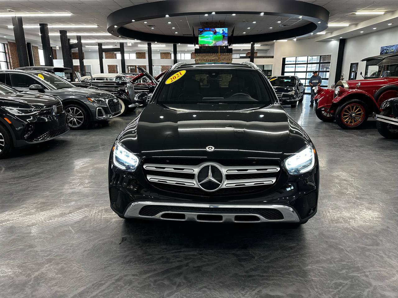 Used 2021 Mercedes-Benz GLC 300 4MATIC w/ Premium Package image 2