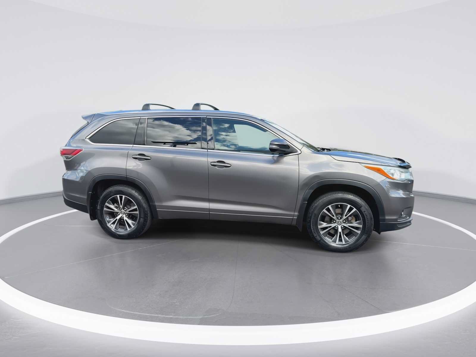 Certified 2016 Toyota Highlander XLE AWD/4WD image 9