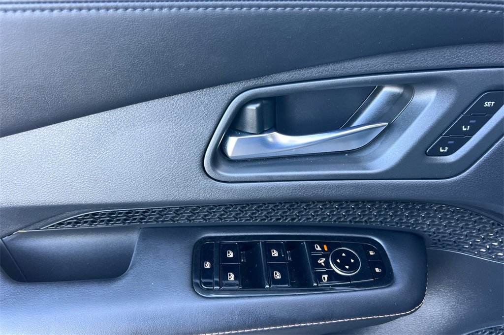 Used 2023 Nissan Ariya AWD image 13