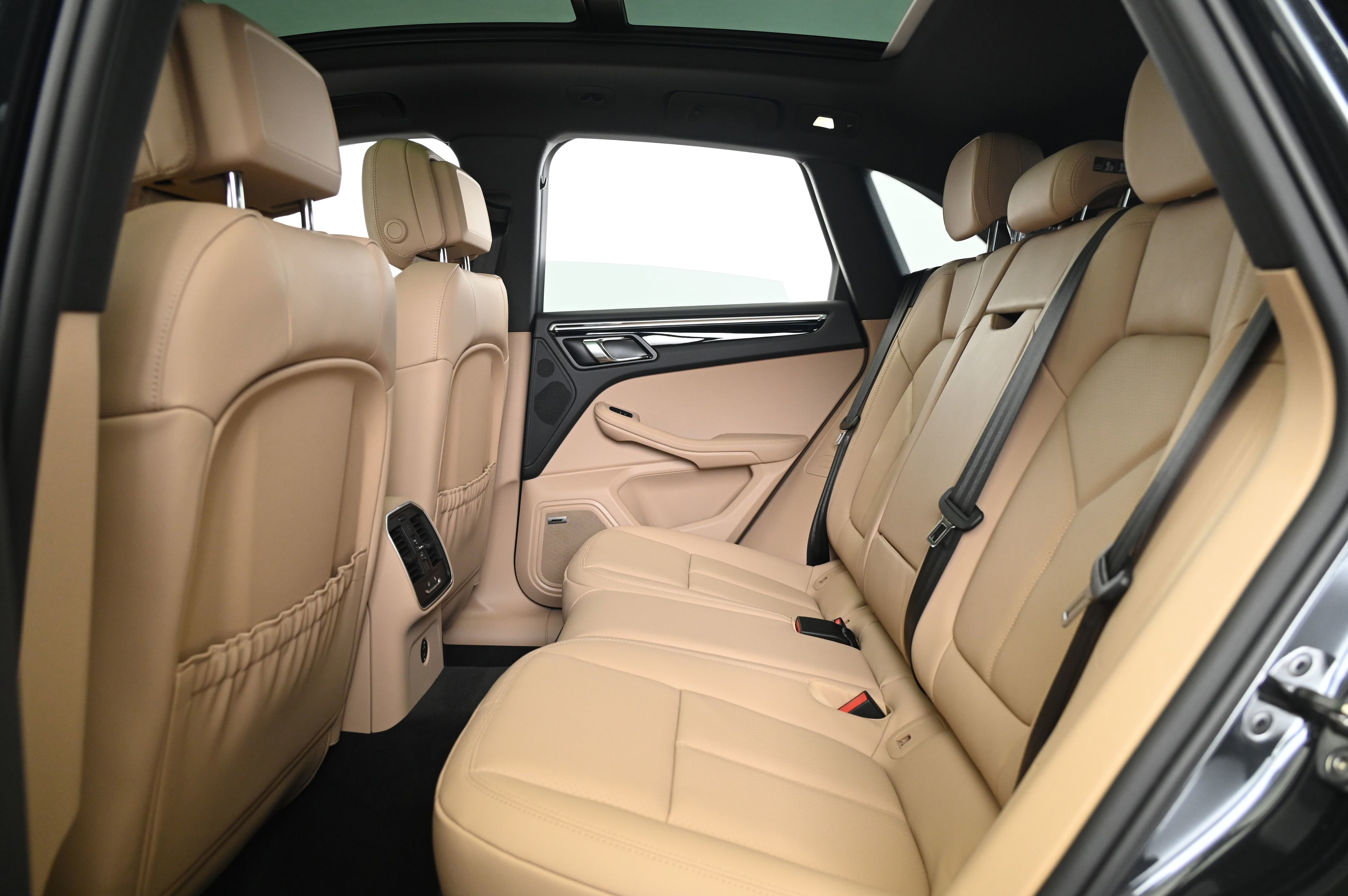 Certified 2025 Porsche Macan image 32