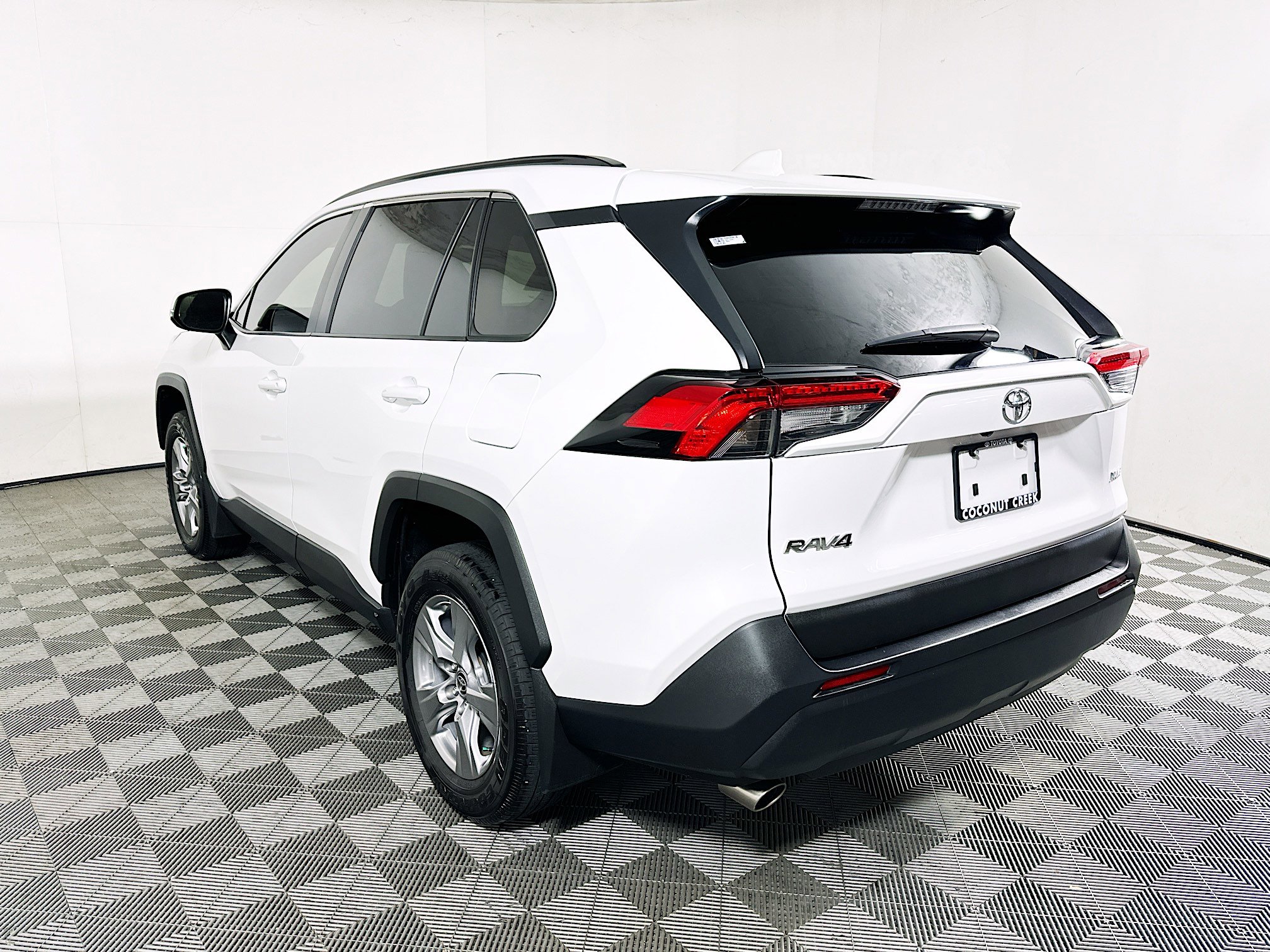 Used 2024 Toyota RAV4 XLE w/ Convenience Package FWD image 5