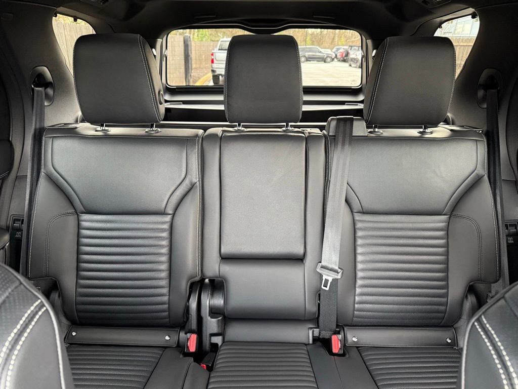 Certified 2025 Land Rover Discovery Dynamic SE AWD/4WD image 33