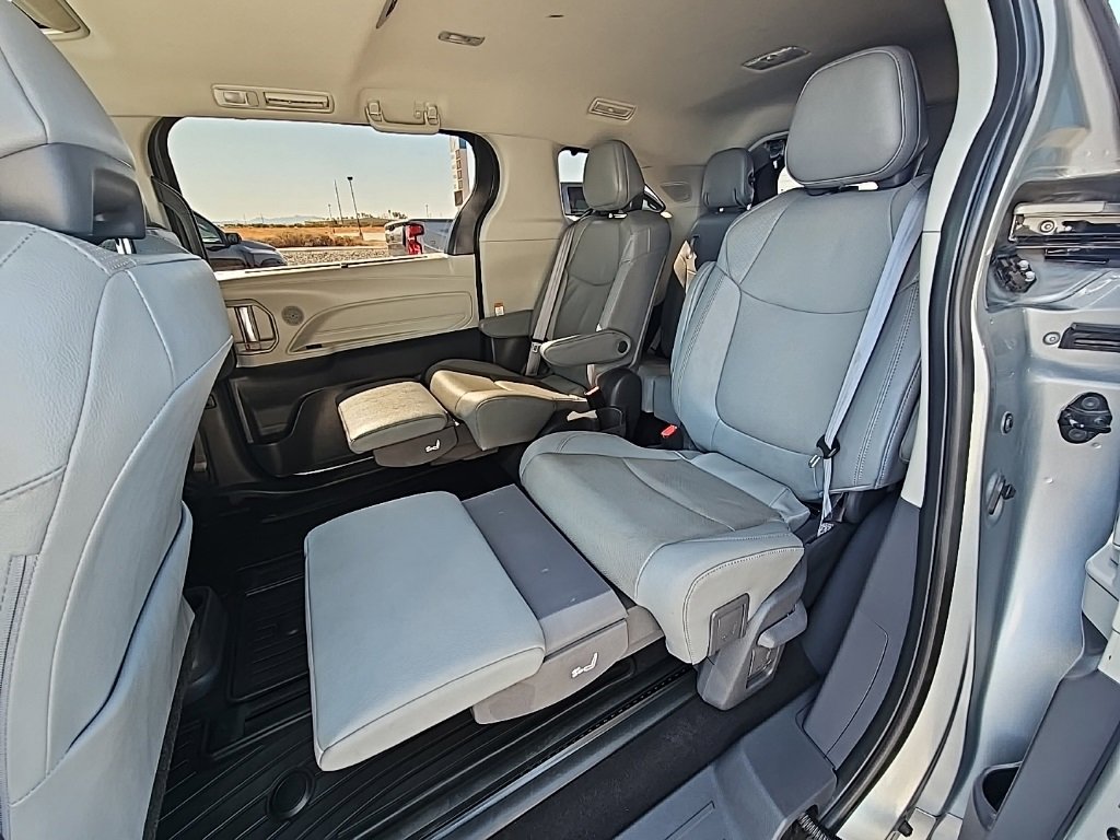 Used 2021 Toyota Sienna Limited image 15
