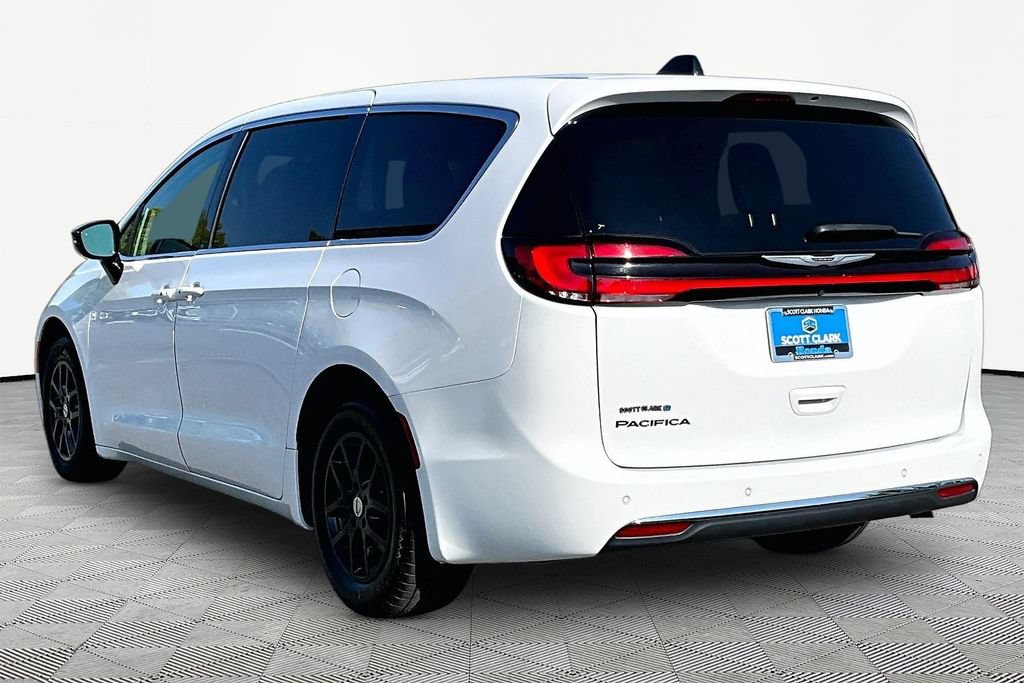 Used 2024 Chrysler Pacifica Touring-L FWD image 5