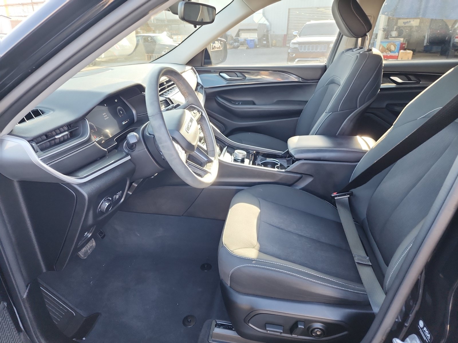 Used 2023 Jeep Grand Cherokee Laredo w/ Luxury Tech Group I RWD image 12