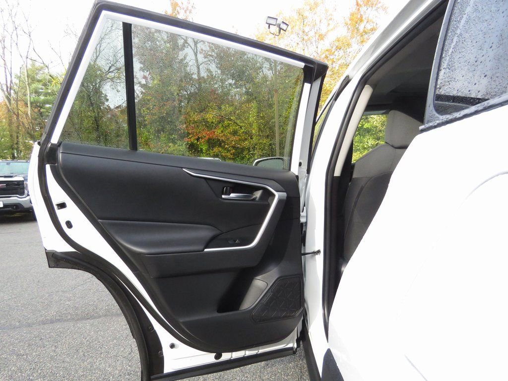 Used 2021 Toyota RAV4 XLE w/ Convenience Package image 20