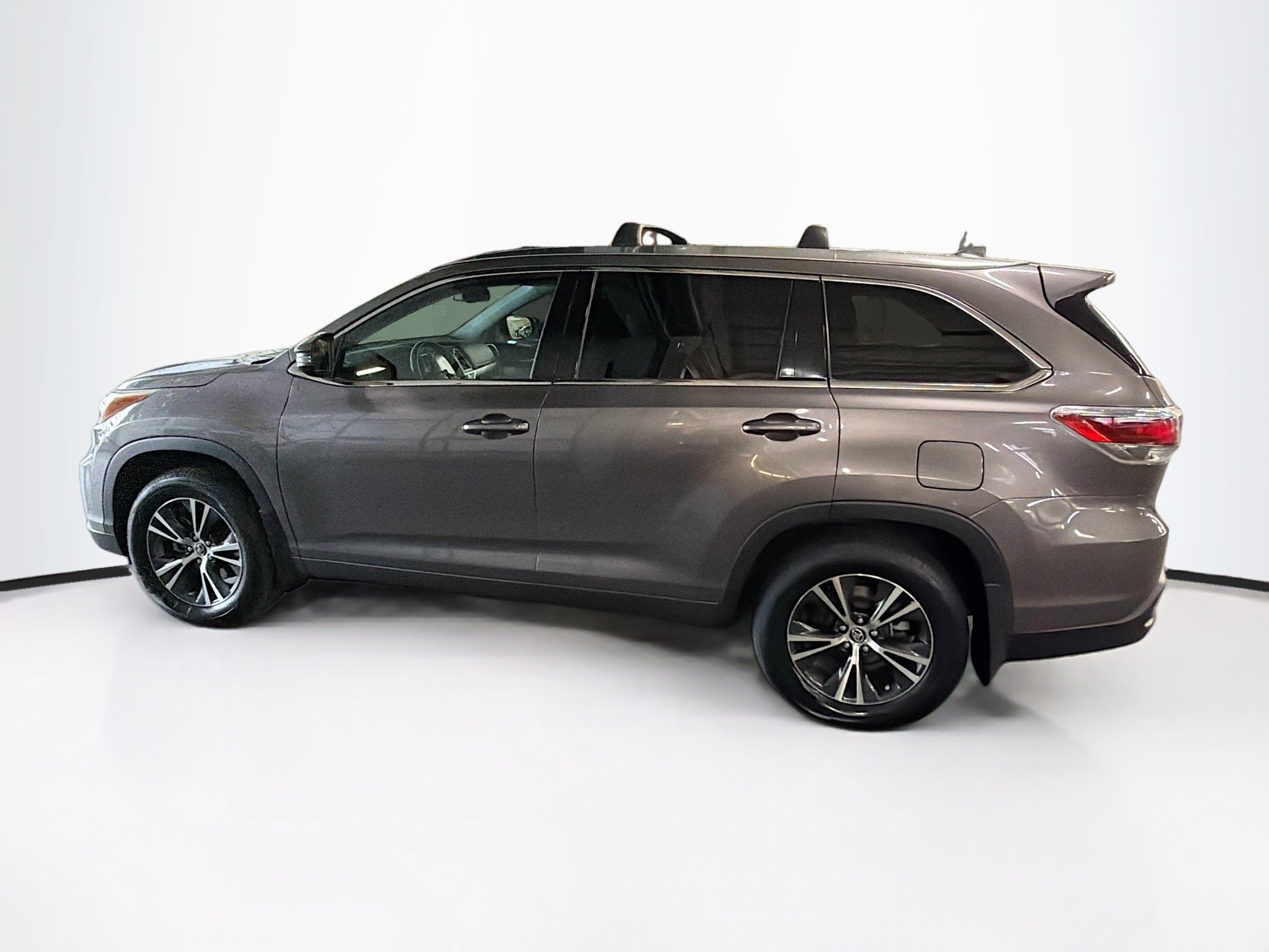 Used 2016 Toyota Highlander XLE AWD/4WD image 4